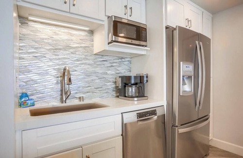 North Pacific Beach Condo | Luxe Oceanfront view, murphy bed, parking and pool