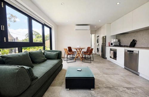 Henley Apartment | Luxe One Bedroom Infinity Pool & Harbour Views