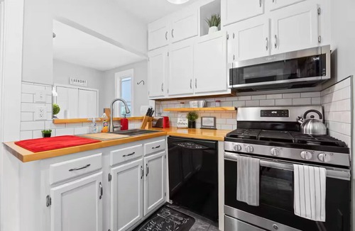 Detroit - Shoreway House | Luxe · Pool Table · King Bed · 3 TVs · Free Prking