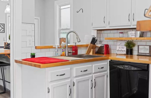 Detroit - Shoreway House | Luxe · Pool Table · King Bed · 3 TVs · Free Prking