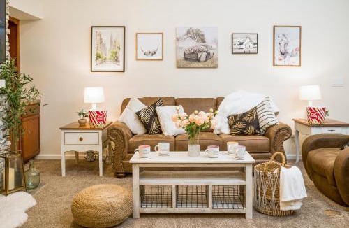 Pigeon Forge House | Luxe Quiet Townhouse w/Parking/Pool/By Dollywood