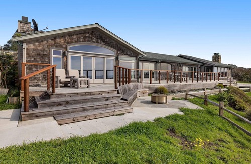 Mendocino House | Luxe Remodeled Oceanfront Home on the Bluff