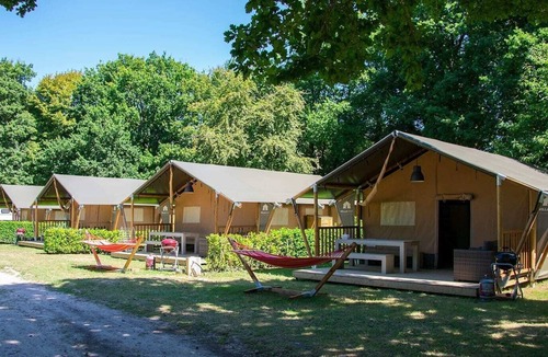 Saint-Cast-le-Guildo Ski Chalet | Luxe Sanitary XL 6 Pers Villatent at Beautiful 5-star camping Château de Galinée