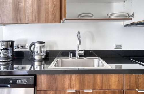 The Villas Apartment | Luxe Santana Row Studio w/ Pool & Gym, 10 mins to Google, by Blueground
