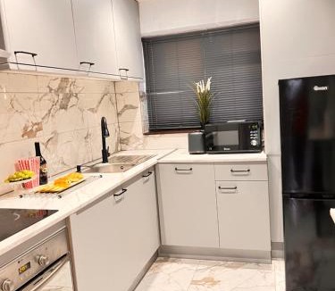 Basildon House | Luxe Smart Home - Basildon Serviced Accommodation - 7 Mins Walk To Basildon Town Centre, Hospital & Train Station