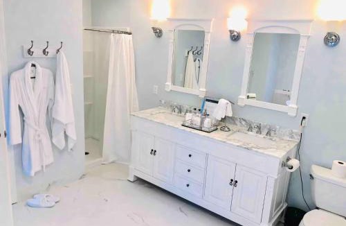 Wilkes House | Luxe Spa Studio - Soaking Tub - Private - Quiet