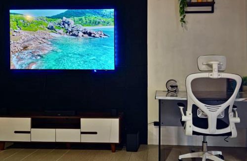 Pinagsama Apartment | Luxe Spacious Cozy Venice BGC 65inTV Surround Sound