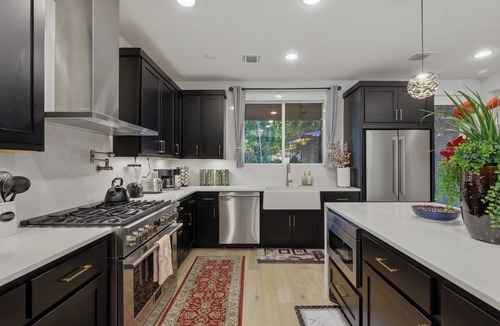 Swede Hill House | LUXE Spacious Downtown Retreat; SwimSpa; BBQ&FreeParking; Steps2 Moody&UT&6th St