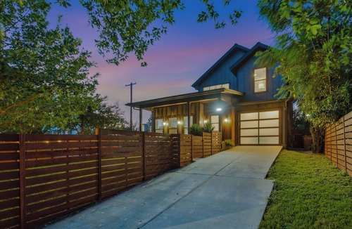 Swede Hill House | LUXE Spacious Downtown Retreat; SwimSpa; BBQ&FreeParking; Steps2 Moody&UT&6th St