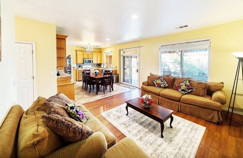 Stockton House | Luxe Spacious & Private Getaway in Stockton!