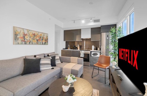 Downtown Toronto Hotel | Luxe Suites - Eaton Centre/Dundas Square