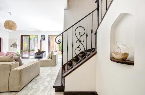 Thirroul House | Luxe Thirroul Home, Pool Spa Home Theatre