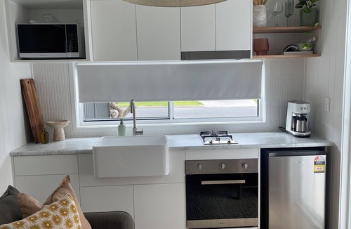 Coorparoo House | Luxe Tiny home close to Brisbane CBD with pool/free parking