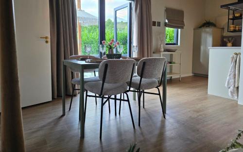 Schin op Geul House | Luxe Tinyhouse Saffraan met privé hottub