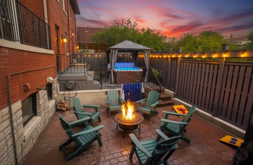 Old Louisville House | Luxe Victorian Escape Mins to UL/Downtown Firepit Hot Tub Speakeasy