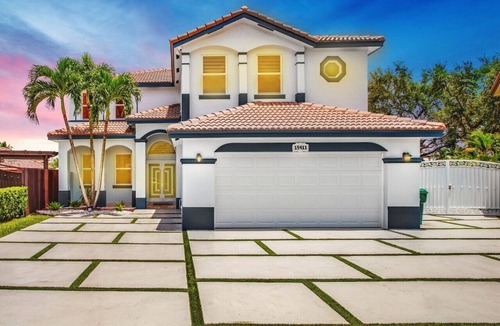 Ludlam Villa | Luxe Villa 5BR I Pool & Jacuzzi | Fire Pit | Piano