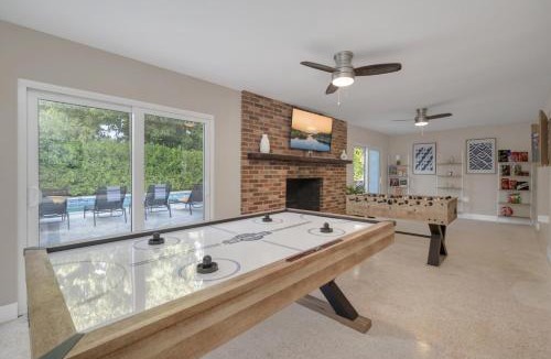Golden Glades Villa | LUXE Villa, Heated Pool, Fire Pit, GAMES