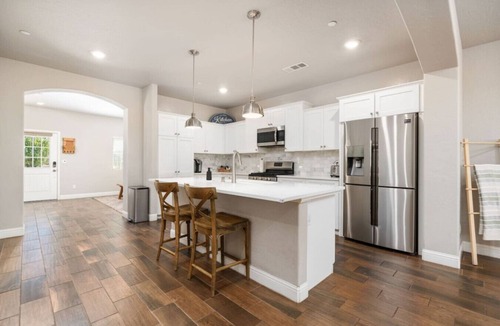 Clovis House | Luxe Vista | King Bed | EV Charger