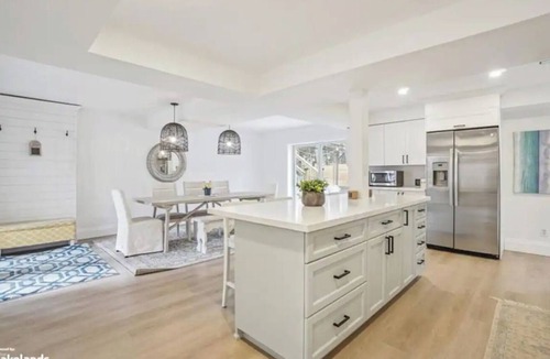 Wasaga Beach Cottage | Luxe Wasaga Chalet — Family Retreat near Blue Mountain Slopes