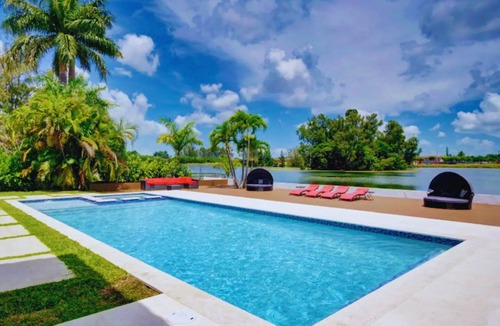 Seybold Villa | Luxe WATERFRONT MANSION w Private Nightclub, Cinema, Game Room & Pool