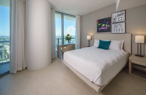 Hollywood South Central Beach Apartment | Luxurios 2B/2B Condo Beachfront Building