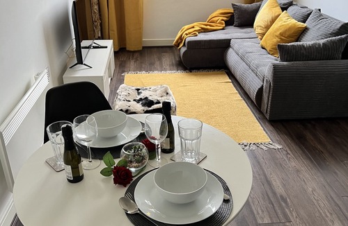 Brierley Hill Condo | Luxurious 1 bd on the Waterfront. Walking distance to many amenities and shops.