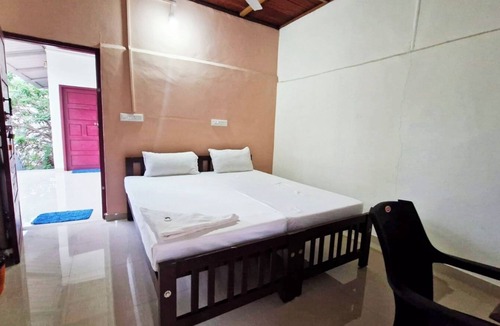 Varkala Bed & Breakfast | Luxurious 1 double Bed BnB 10