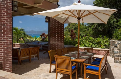 Estate Peter Bay House | Luxurious 11 Peter Bay-walk to the beach-backup power