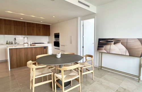 Yaletown Apartment | Luxurious 2 BED 2 BATH Downtown across from BC Place (1 Month Min.)