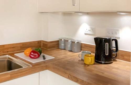 Bramcote Apartment | Luxurious 2-Bed Nottingham Retreat with Parking - Pass the Keys