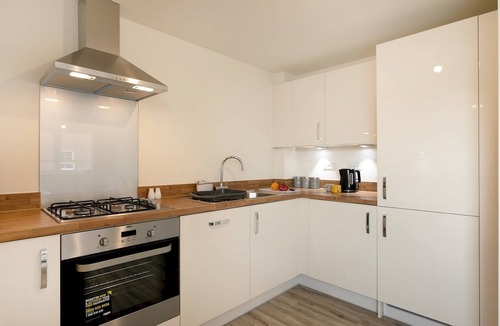 Bramcote Apartment | Luxurious 2-Bed Nottingham Retreat with Parking - Pass the Keys