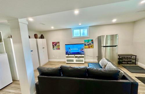 Rosemount Apartment | Luxurious 2 Bedroom & 2 Bathroom Suit Near Fairview Mall & Waterloo Airport Pvt, No pet allowed