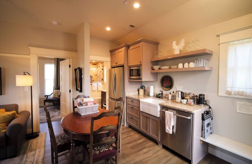 Siskiyou-Hargadine Historic District Apartment | Luxurious 2 BR Red McCall Suite in historic Ashland. Features mountain views, a private deck, shared hot tub access, and a full kitchen. Sleeps 6. Walk to OSF and downtown shops/restaurants!