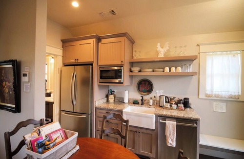Siskiyou-Hargadine Historic District Apartment | Luxurious 2 BR Red McCall Suite in historic Ashland. Features mountain views, a private deck, shared hot tub access, and a full kitchen. Sleeps 6. Walk to OSF and downtown shops/restaurants!