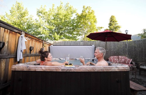 Siskiyou-Hargadine Historic District Apartment | Luxurious 2 BR Red McCall Suite in historic Ashland. Features mountain views, a private deck, shared hot tub access, and a full kitchen. Sleeps 6. Walk to OSF and downtown shops/restaurants!