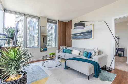 West Bellevue Apartment | Luxurious 2BR DT Bellevue | City Views, Gym, Pool