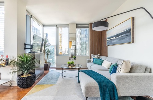 West Bellevue Apartment | Luxurious 2BR DT Bellevue | City Views, Gym, Pool
