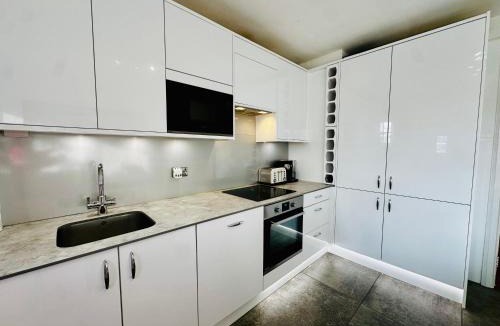 Gerrards Cross Apartment | Luxurious 2BR stay in London-GerrardsCross-Wembley-private carpark-short walk to train station