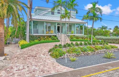 Coury House | Luxurious 3-bedroom home with Pool and Dock in Key Colony Beach