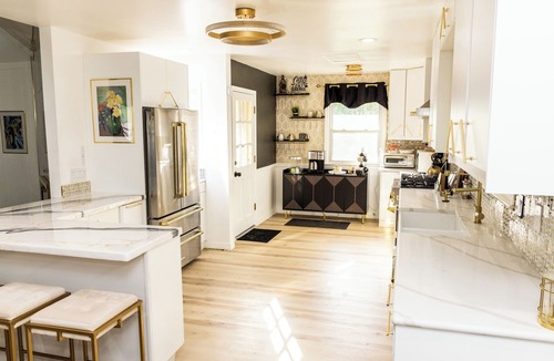 Independence House | Luxurious 3 bed (each w/private bath) home near Arrowhead w/Game Room & Sauna