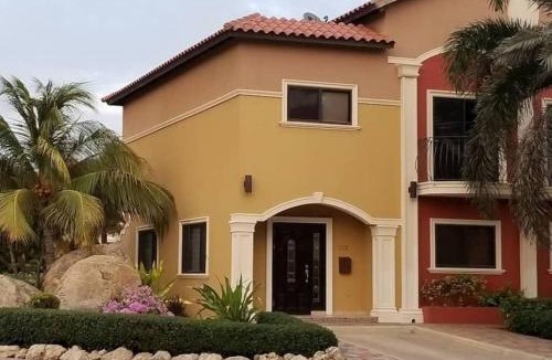 Gold Coast House | LUXURIOUS 3 BEDROOM HOUSE IN GOLD COAST