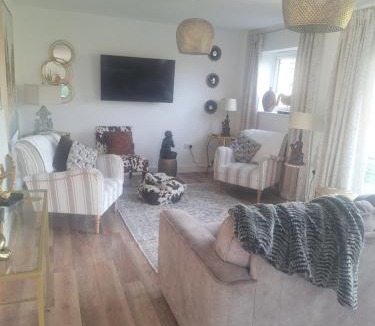 Alfrick Villa | Luxurious 3 bedroom house now with FULL FIBRE INTERNET Shangri la in village of Alfrick with driveway parking for 3 cars in an area of outstanding natural beauty, superb walking,close to Worcester, Malvern showground, theatre, Malvern hills, dogs welcome