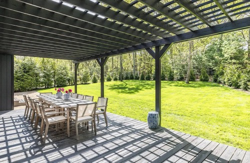 Noyack Cottage | Luxurious 3-Bedroom Sag Harbor Cottage: Designer Renovation with Water Views