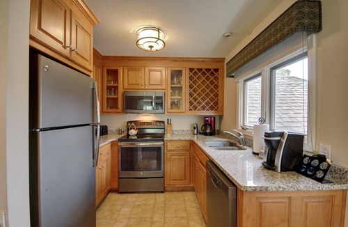 Kingsmill Condo | Luxurious 3 Bedroom Condo Sleeps 8! Brand New Full Size Washer and Dryer.!
