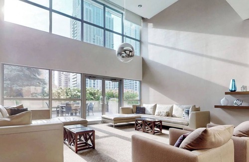 Bay Street Corridor Apartment | Luxurious 3bed 3bath Penthouse in Heart of Downtown Toronto | Parking & Gym