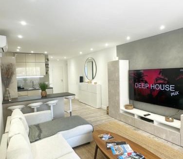 Cannes City Centre Apartment | Luxurious 3Bedroom 2 BATH 110 m Apartment Adjoining Hotel Martinez Beachfront
