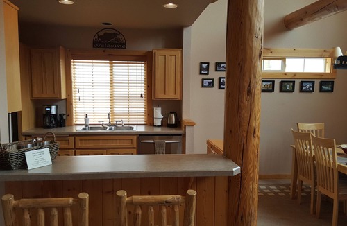 Redmond House | Luxurious 3BR/2BA Eagle Crest Chalet on Golf Course w/Private Hot Tub & Garage