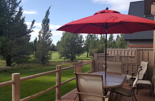 Redmond House | Luxurious 3BR/2BA Eagle Crest Chalet on Golf Course w/Private Hot Tub & Garage