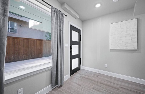 Old East Dallas House | Luxurious 3BR~HotTub~Skyline Views~Old East Dallas