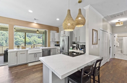 Easley House | Luxurious 3BR on Lake Saluda w/Kayaks, Fire Pit